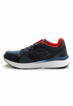 Baskets de sport marine et rouges en matériau en mesh et synthétique. Elles comportent une semelle blanche épaisse, un bout arrondi et un logo bien visible sur le côté.