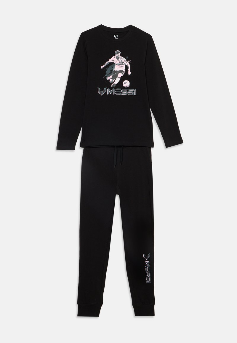 Ensemble chemise manches longues noire et pantalon avec un graphisme d’un joueur de football en train de frapper un ballon et le mot "MESSI" sur le haut et le pantalon.
