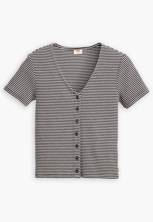 Czarna i biała koszula na guziki z krótkim rękawem i poziomymi paskami, z kołnierzem w kształcie litery V, ułożona na płasko na białym tle.