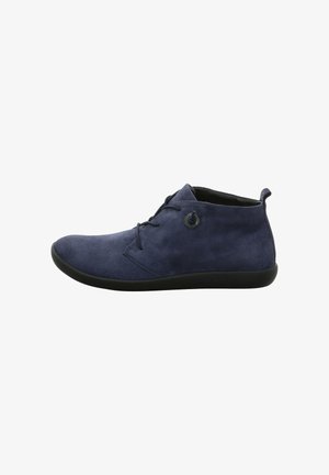 Dunkelblaue Wildleder-Stiefeletten mit runder Zehenpartie, schwarzer Gummisohle und dezenten seitlichen Schnürdetails. Minimalistisches Design mit glatter Textur.