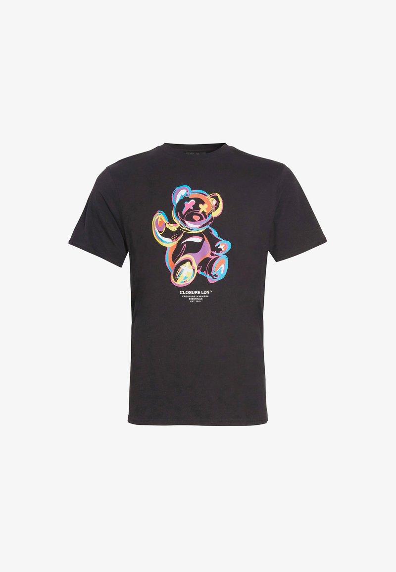 T-shirt in cotone nero con una grafica colorata di un orso, con accenti blu e gialli, e il nome del marchio "CLOSURE LDN" stampato sotto.