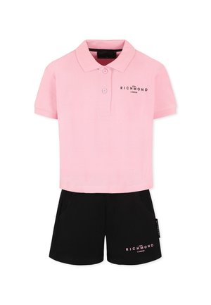 Polo shirt rosa con colletto e due bottoni, abbinato a pantaloni corti neri con tasche laterali e dettaglio del logo. Tessuto morbido in misto cotone.