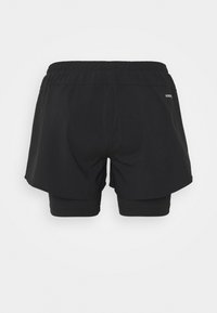 Pantalones cortos deportivos negros con cintura elástica, diseño en capas con una capa exterior suelta y pantalones cortos interiores ajustados.