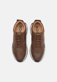 BOSS JONAH - Sportcipő - medium brown