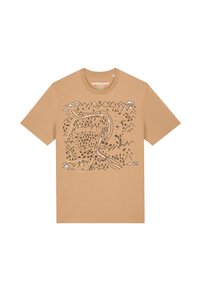 Bruine katoenen t-shirt met een zwart geïllustreerd landschap ontwerp met bergen, bomen, een kronkelig riviertje en wolken. Ronde halslijn, korte mouwen.