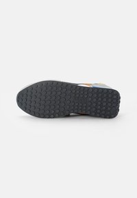 Puma FUTURE RIDER PLAY ON UNISEX - Sapatilhas - puma white/vibrant orange/harbor mist