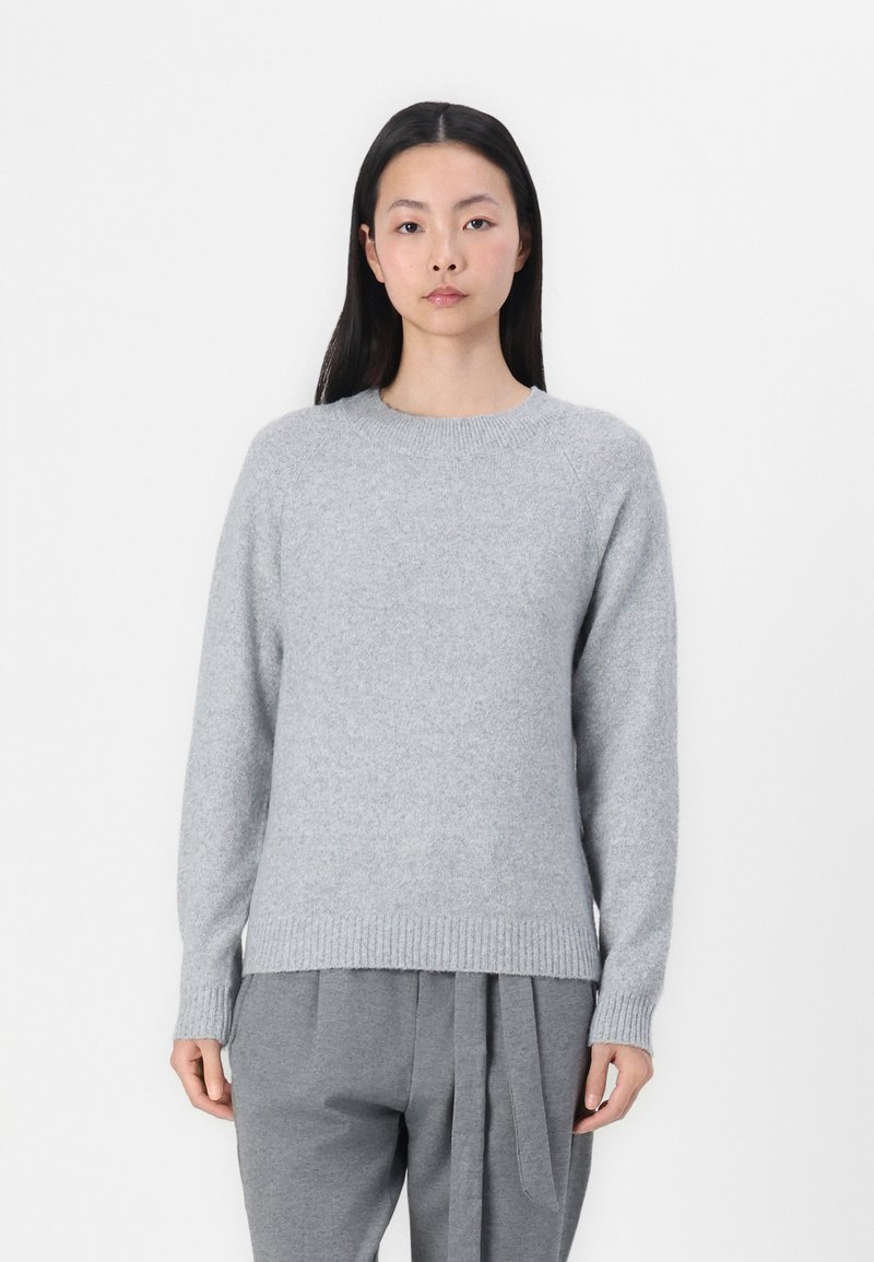 Grauer Strickpullover mit geripptem Rundhalsausschnitt und Bündchen, ausgestattet mit einer weichen Textur und einem lässigen Schnitt, kombiniert mit grauen Hosen.