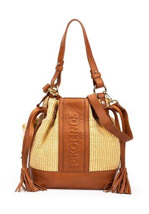 Sac seau en cuir marron et paille tissée avec sangle d'épaule réglable, pompons et logo Pikolinos embossé sur le panneau avant.