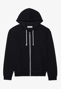 Sudadera con cremallera negra hecha de una tela suave, que cuenta con capucha ajustable, bolsillos frontales y cremallera y cordones blancos en contraste.