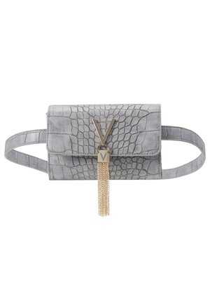 Marsupio grigio con texture a coccodrillo, chiusura a scatto a forma di V dorata e nappina con catena dorata pendente, tracolla regolabile.