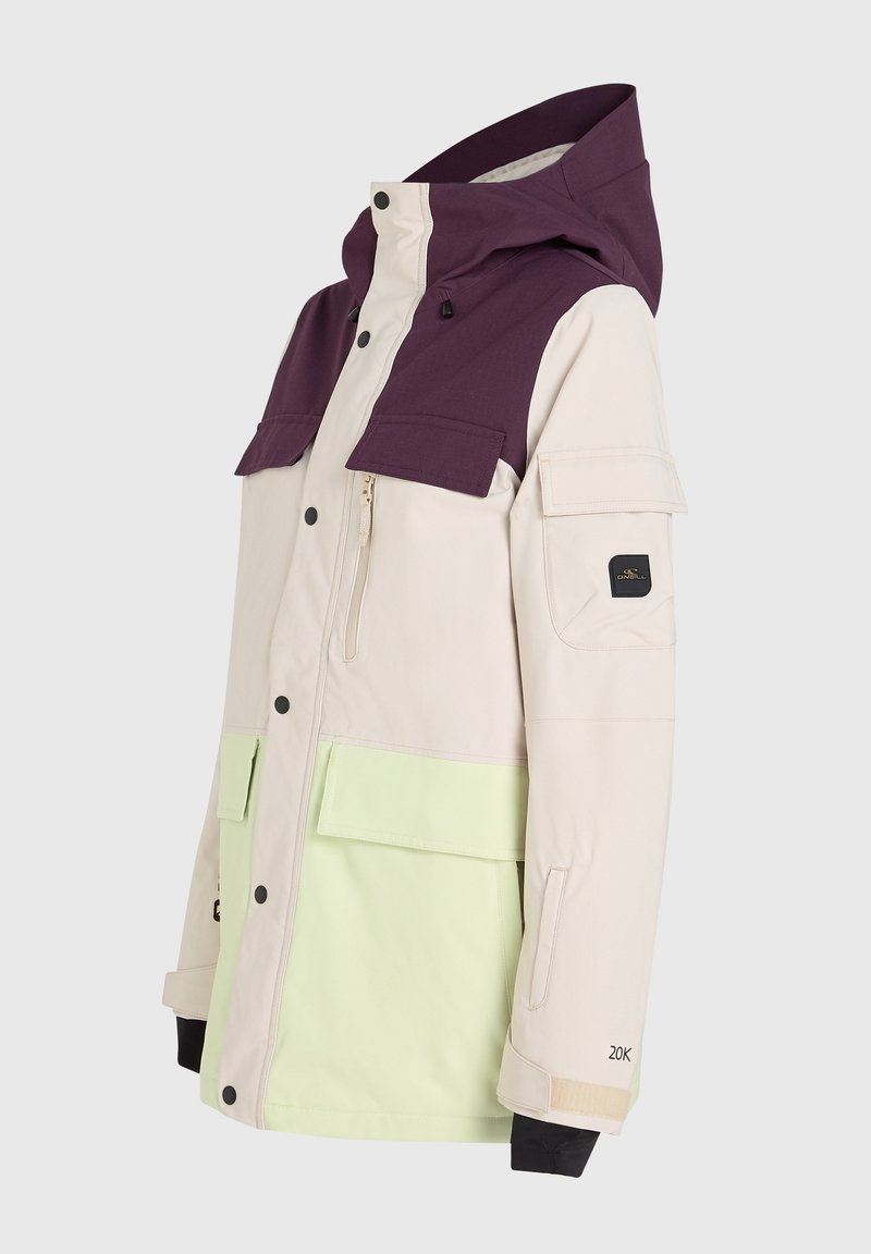 Lekka kurtka z fioletowym kapturem i kremowym korpusem. Posiada dużą przednią kieszeń, kieszeń na zamek oraz czarne akcenty na mankietach. Materiał wodoodporny.