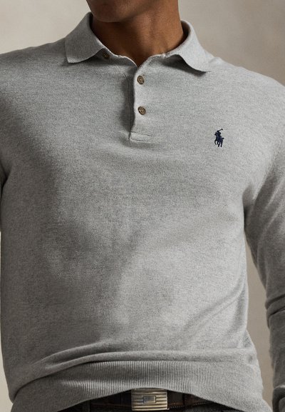 Polo grigia a maniche lunghe in tessuto lavorato a maglia, con patta a due bottoni e dettaglio logo blu navy sul petto. Finitura testurizzata.