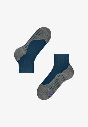 Para skarpetek sportowych do kostek w kolorze niebieskim i szarym, z wzmocnieniem i liniami antypoślizgowymi, z oznaczeniem rozmiaru i marki na podeszwie.