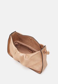 Metallisk rose gold taske med sort kant, blød tekstur, rummelig indre, enkelt lynlåsrum og diskret plisseret design.