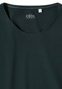 Tmavě zelené tričko s kulatým výstřihem vyrobené z měkké bavlny. Obsahuje logo "CECIL ESSENTIALS" v světle šedé barvě a malou velikostní etiketu.