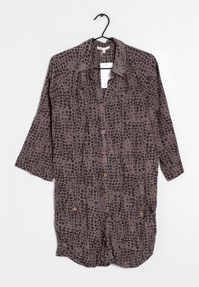 Brun, løs siddende skjorte med leopardprint, knaplukning foran, to lommer og trekvartærmer. Fremstillet af letvægtsstof.