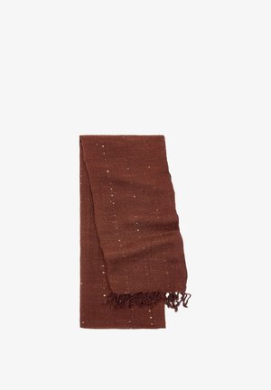 Brązowy pleciony szalik z fakturowanym wzorem, małymi metalicznymi akcentami i frędzlami na krawędziach. Materiał wykazuje subtelną połyskliwość i miękkie wykończenie.