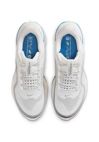 Baskets blanches avec une tige en maille, accents gris subtils et doublure intérieure bleue. Elles comportent des lacets et des trous de ventilation.