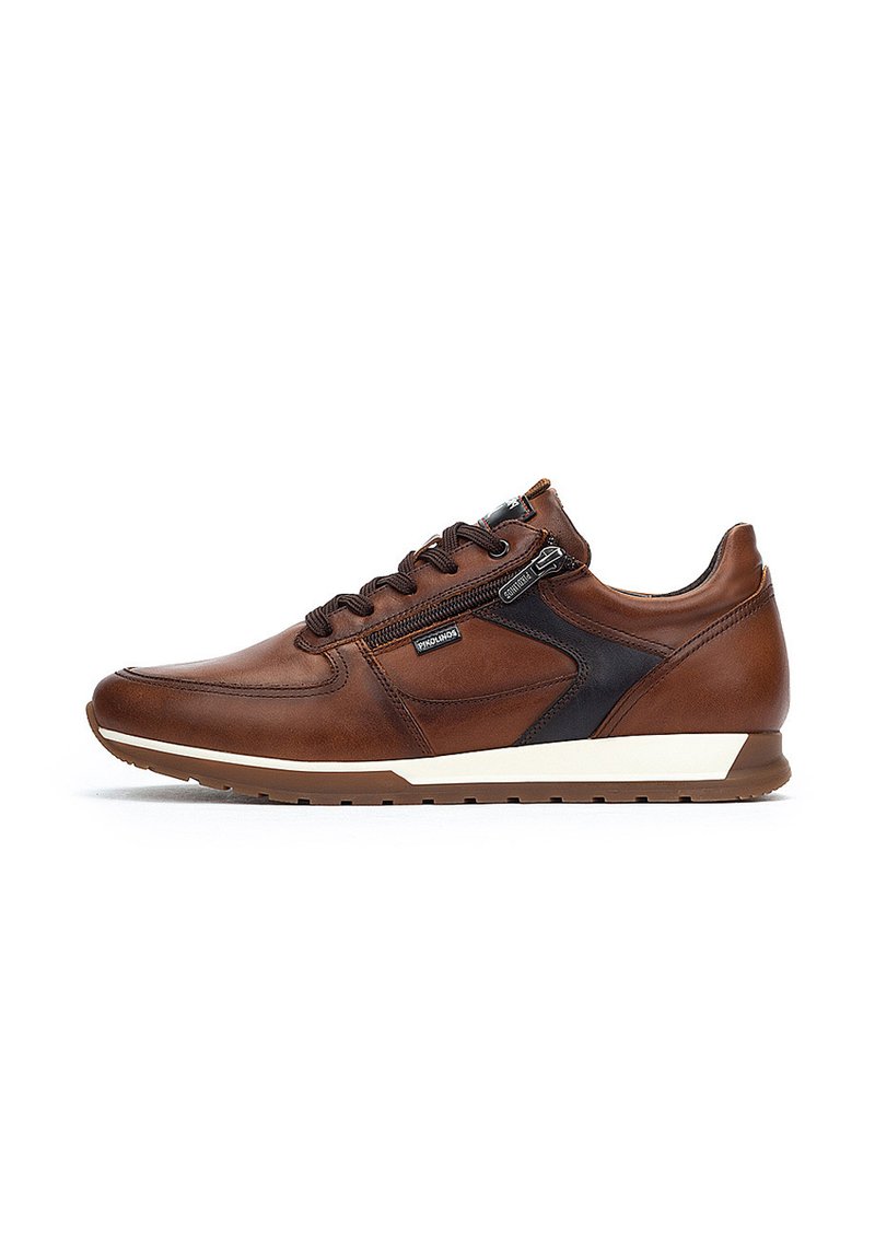 Sneaker in pelle marrone con dettagli in pelle nera, punta tonda, colletto imbottito, lacci scuri e suola in gomma bianca. Inclusa la zip laterale.
