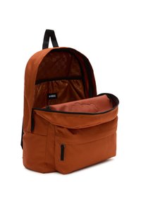 Zaino arancione con dettagli neri, materiale in tessuto e chiusure con cerniera. Dotato di un ampio scomparto principale e una tasca frontale per il deposito.