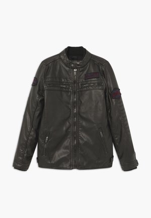 Sort læderjakke med lynlås foran, to brystlommer, sidelommer og skulderlapper. Har en lige krave og ribbede detaljer.