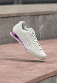 Unselected, white/light magenta