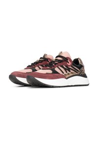 Sportliche Sneaker in einer Kombination aus burgunderrotem Wildleder, schwarzem Mesh und metallischen Akzenten, mit einer klobigen weißen Sohle und strukturierten Mustern.