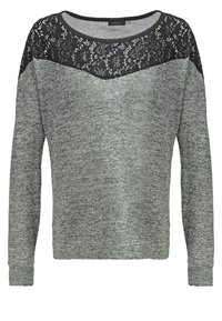 Pull en maille grise avec un empiècement en dentelle noire, manches longues, poignets et ourlet côtelés, présentant une coupe décontractée et une texture douce.