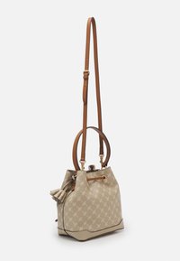 Hellbeige Kordelzug-Beuteltasche mit gemustertem Äußeren, beigefarbenen Lederakzenten, zwei Tragegriffen und einem abnehmbaren Schultergurt.