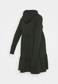 Vestido capuz verde escuro feito de um tecido suave. Apresenta mangas longas e uma saia plissada em camadas. Textura lisa com punhos canelados.