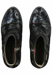 Stivaletti neri alla caviglia con motivo floreale metallico, camoscio testurizzato, cuciture a contrasto, zip laterali e design con punta arrotondata.