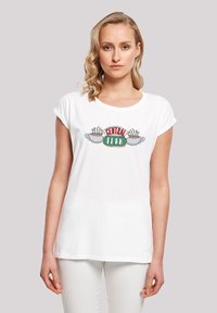 Weißes Baumwoll-T-Shirt mit rundem Ausschnitt und umgeschlagenen Ärmeln, ausgestattet mit einem bunten "CENTRAL PERK" Grafik und zwei Illustrationen von Kaffeetassen.