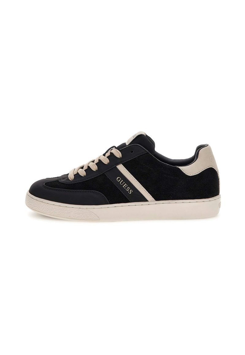 Schwarze Wildleder- und Leder-Sneaker mit beigen Akzenten, runder Zehenpartie, Schnürverschluss und sichtbarem Logo. Abgerundete Sohle mit strukturiertem Profil.