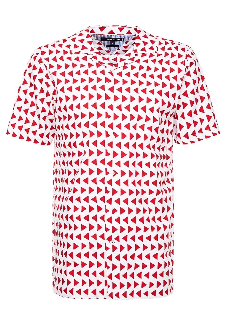 Camicia a maniche corte con base in tessuto bianco e motivo a triangoli rossi. Chiusura frontale con bottoni e colletto classico. Materiale leggero e traspirante.