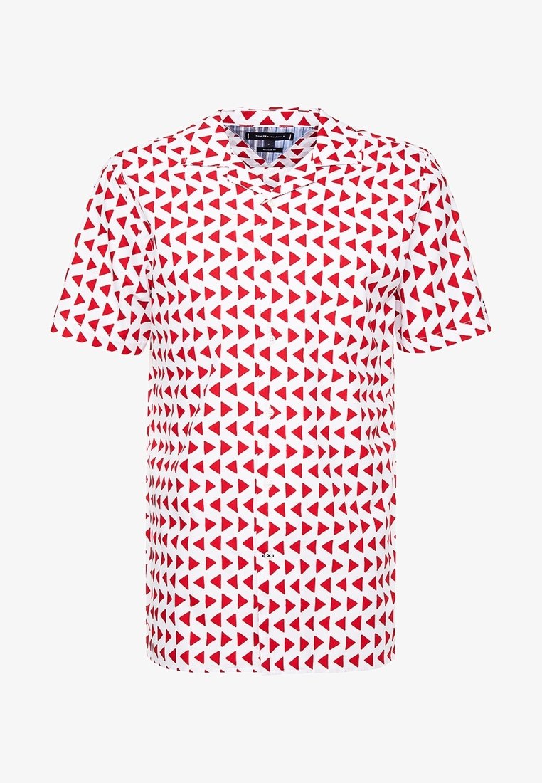 Camicia a maniche corte con base in tessuto bianco e motivo a triangoli rossi. Chiusura frontale con bottoni e colletto classico. Materiale leggero e traspirante.