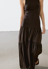 Massimo Dutti LONG STRAPPY HALTER NECK - Maxiklänning - brown