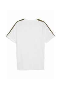 Hvid T-shirt med korte ærmer, der har sorte og gyldne dekorative striber langs skuldrene. Blødt stof med en afslappet pasform.