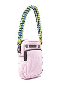 Roze nylon schoudertas met een gestructureerde afwerking, voorzien van een zwarte accentzak en een gevlochten band in groene, blauwe en zwarte kleuren.