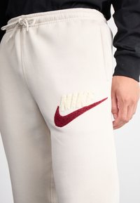 Nike Sportswear JOGGER - Παντελόνι φόρμας - light orewood brown
