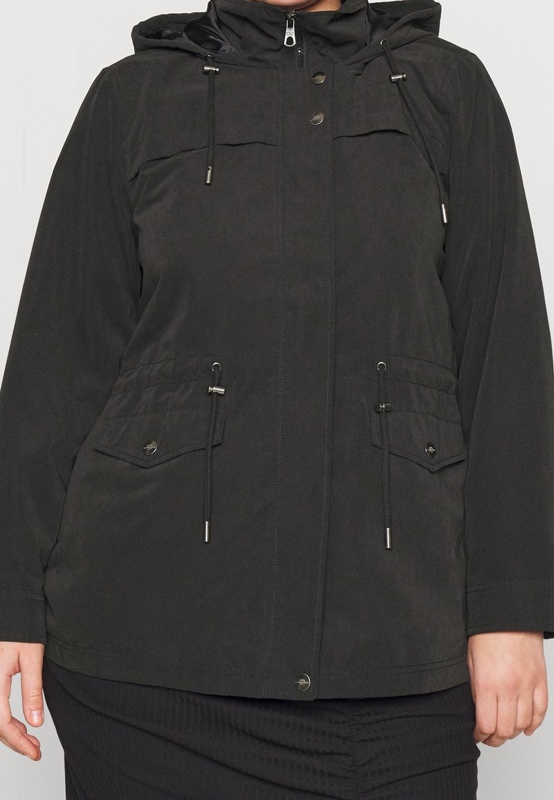 Svart zip-up jacka med huva, som har två framfickor, justerbara dragsko och en mjuk, matt yta.