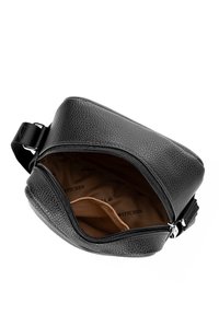 Borsa in pelle nera con texture, con chiusura a zip, che mostra un rivestimento interno marrone chiaro. Dotata di una tracolla regolabile per maggiore comodità.