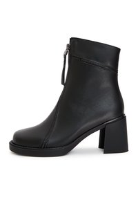 Magassarkú bokacsizmák - black