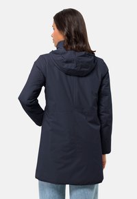 Giacca impermeabile blu navy con cappuccio, caratterizzata da una linea dritta e maniche lunghe. Il materiale è liscio, con un design semplice e senza fantasie.