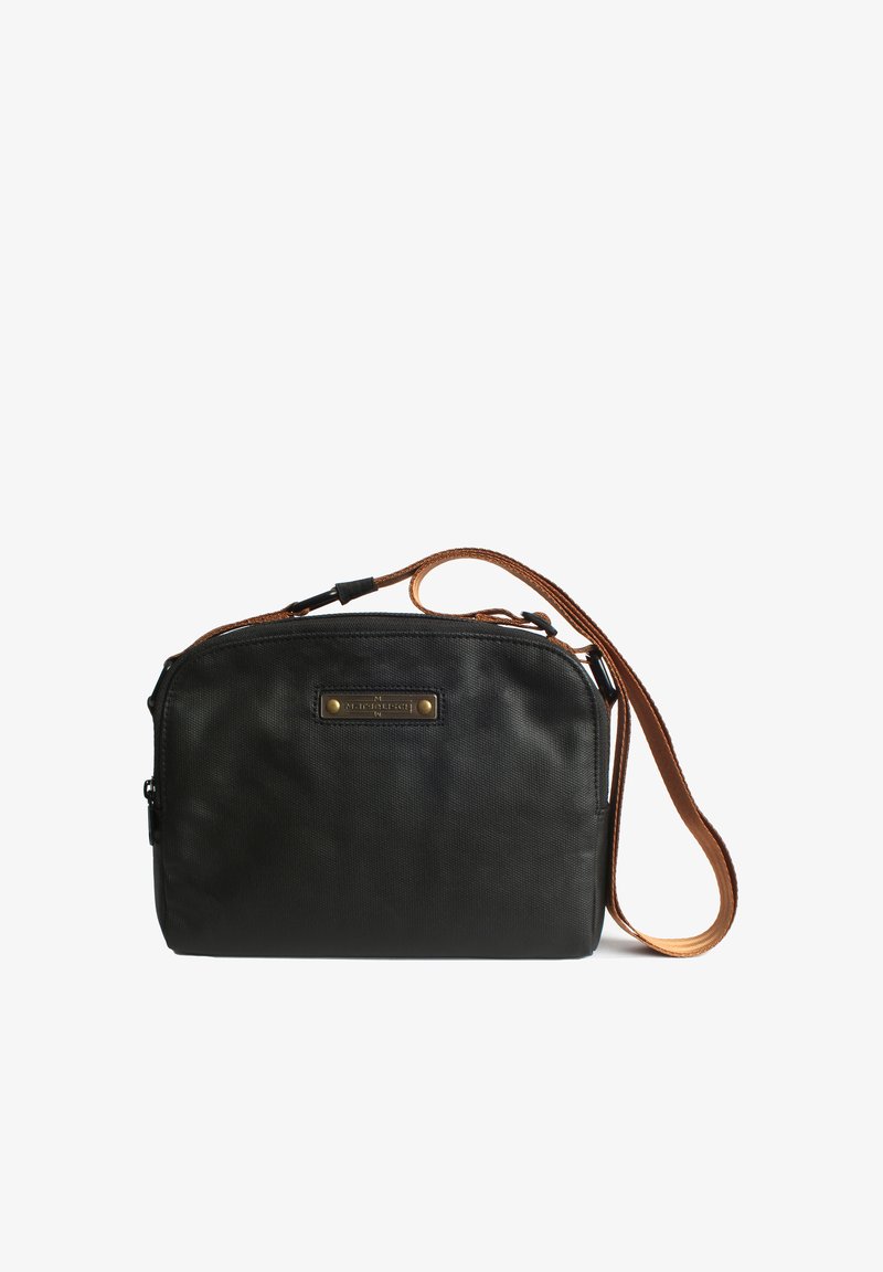 Borsa a tracolla nera in tessuto con forma rettangolare, dettagli in hardware bronzato e una tracolla marrone. Superficie testurizzata con dettagli di cucitura.