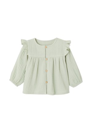 Hellgrüne Babybluse mit langen Ärmeln, Rüschen an den Schultern und hölzernen Knöpfen vorne, aus strukturiertem Stoff.