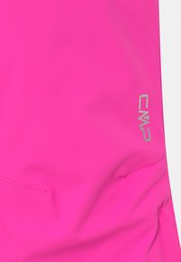 Tecido rosa brilhante com uma textura suave, apresentando um brilho subtil. O logótipo CMP está gravado em prata no canto inferior direito.