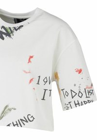 Witte katoenen t-shirt met korte mouwen, voorzien van kleurrijke, abstracte graphics en zwarte tekst. Ruime pasvorm met een ronde halslijn.