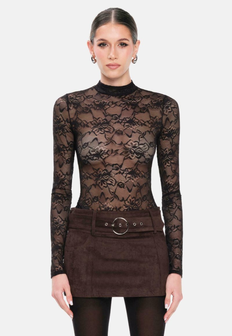 Zwarte kant lange mouwen bodysuit met bloemenpatronen, gecombineerd met een bruin suède minirok met een ronde ceintuur en zakken.