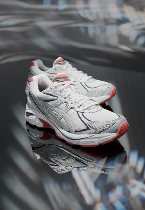 Matalavartiset tennarit - white