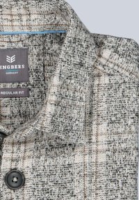 Graues und weißes Texturhemd mit einem karierten Muster, ausgestattet mit einer Knopfleiste und einem Kragen. Das Etikett trägt die Aufschrift "Engbers, Deutschland, Regular Fit."